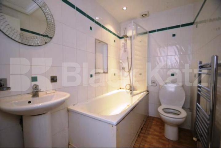 			GOOD FOR 3 SHARERS!, 2 Bedroom, 1 bath, 1 reception Flat			 Holloway Road, HOLLOWAY/ARCHWAY 
